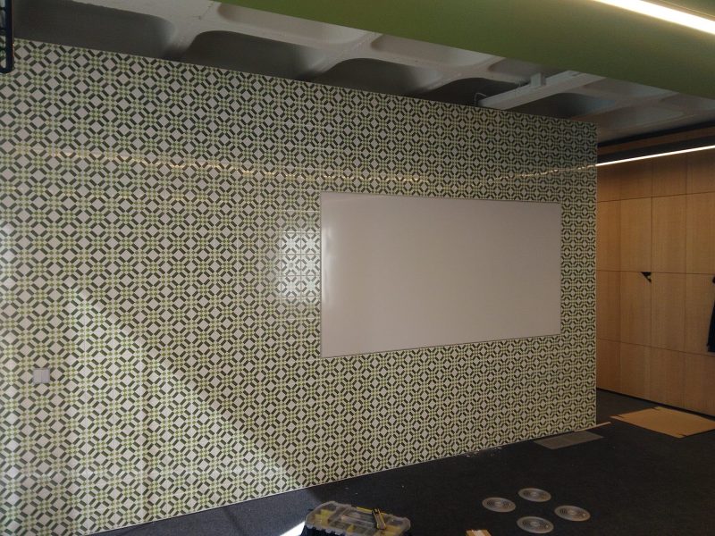 2 -Quadro com perfil P7 embutido em parede de azulejo