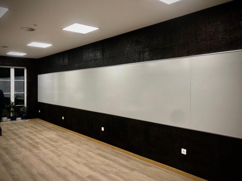 Quadro branco de porcelana magnética 120x1000 com união TASIS