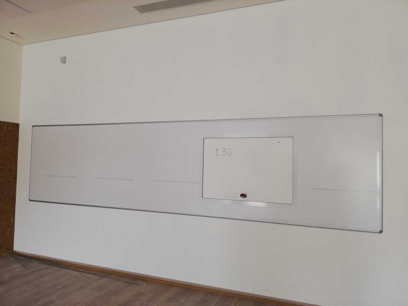 Quadro porcelana magnética branca com abertura para televisor TASIS 2